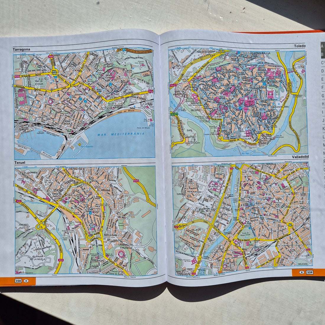 48 city maps AA Spain & Portugal Atlas 12th Edition 9780749584399 enlarged map