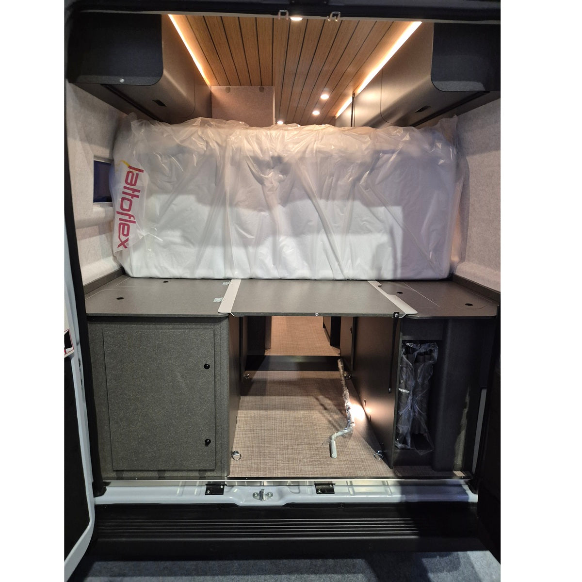 This 2026 model Hymer does not have 
ventilation, but does have airspace built into the mattresses